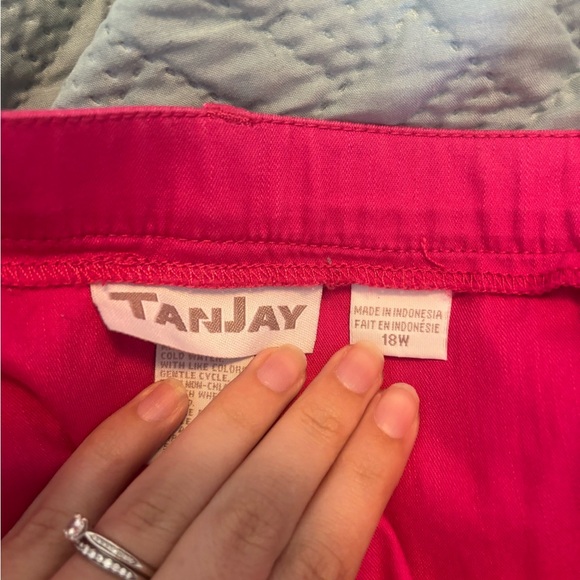 Tanjay Bright Pink Capri with Embroidered Flower - 18W - Picture 3 of 3